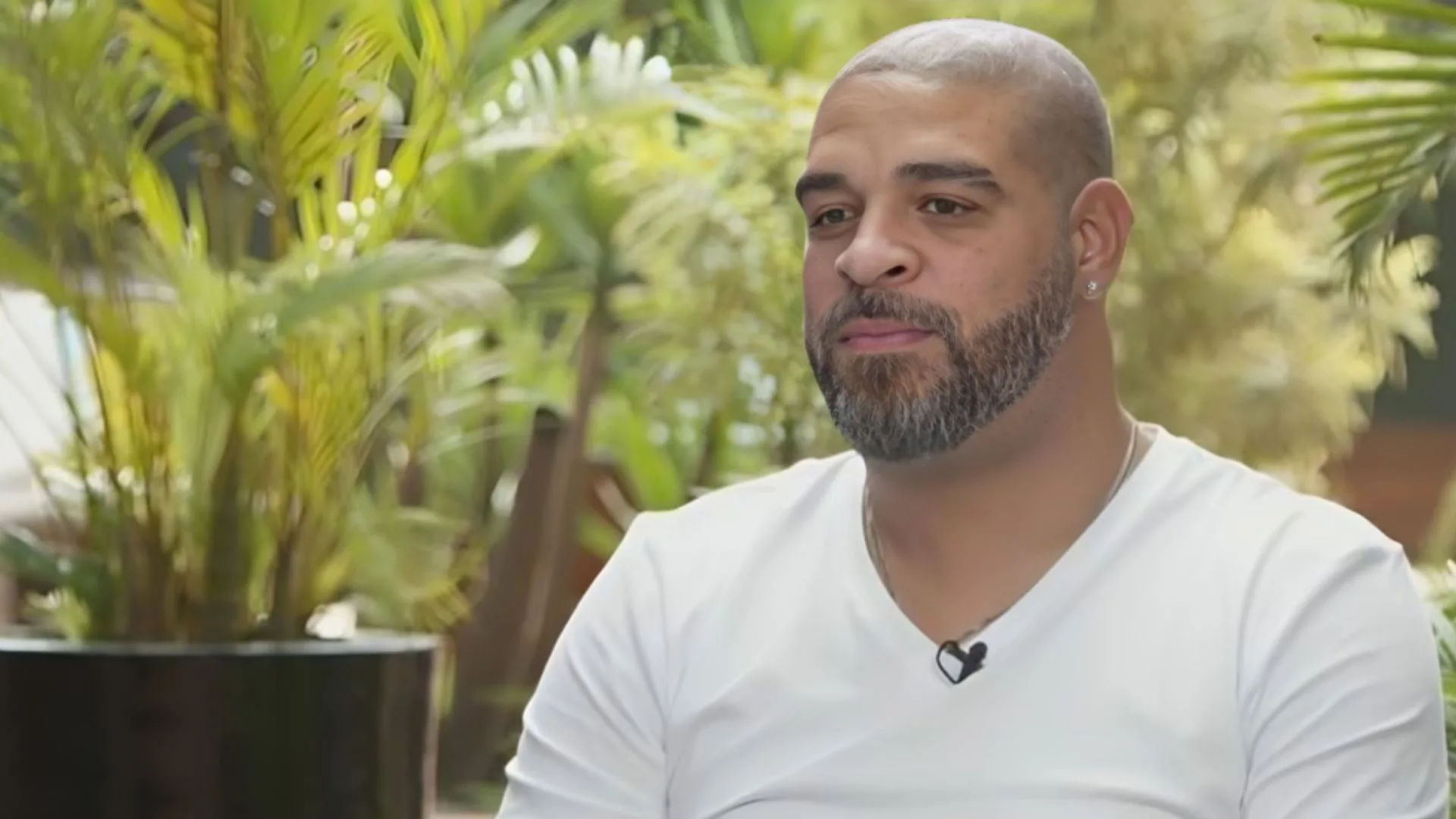 Adriano revela clube que tentou interná-lo em clinica de reabilitação: “Não sou maluco”