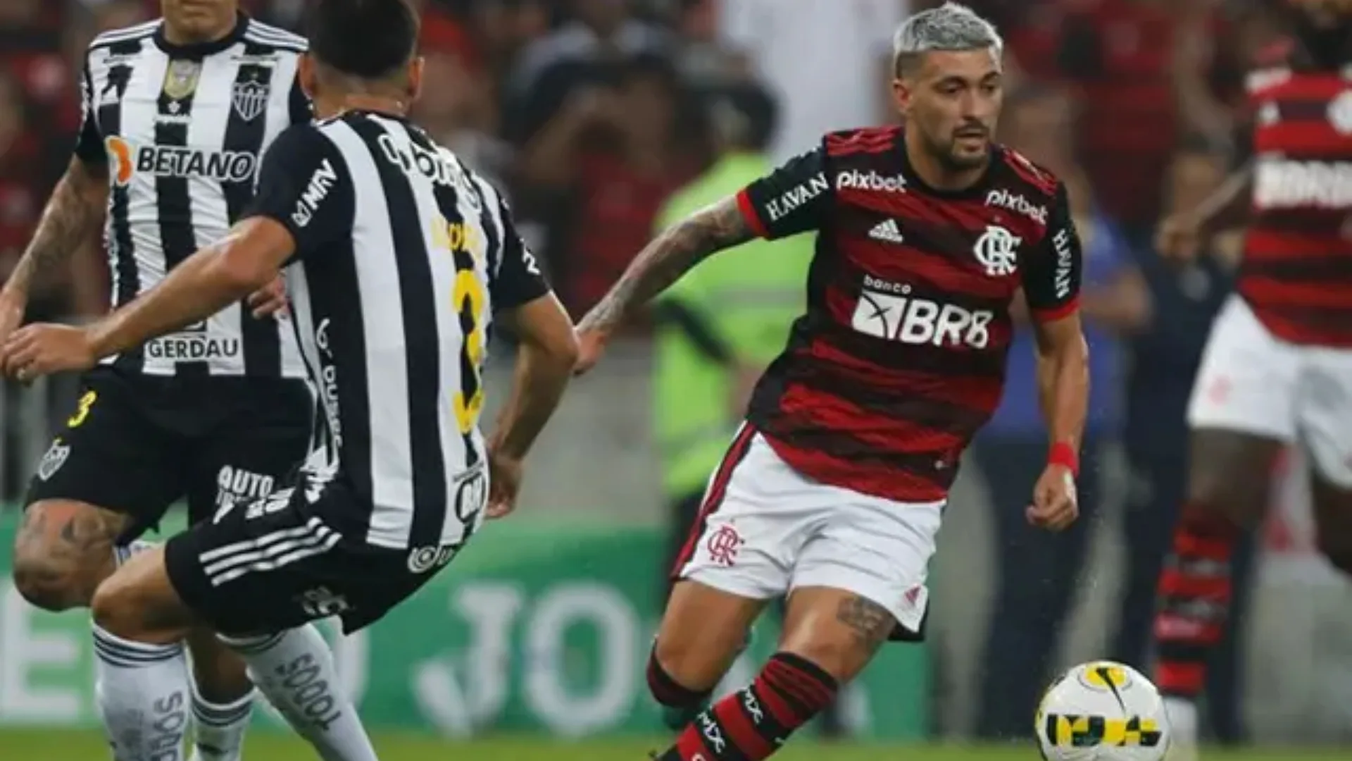 Arrascaeta, do Flamengo, aumenta números e Atlético-MG é a maior vítima da carreira