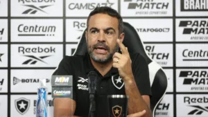 Artur Jorge, do Botafogo, dá recado a Deyverson sobre fala envolvendo Palmeiras