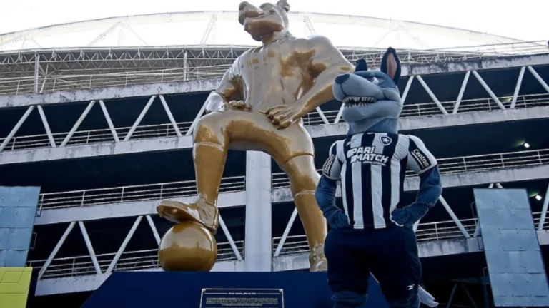 Botafogo inaugura estátua do mascote Bira no estádio Nilton Santos