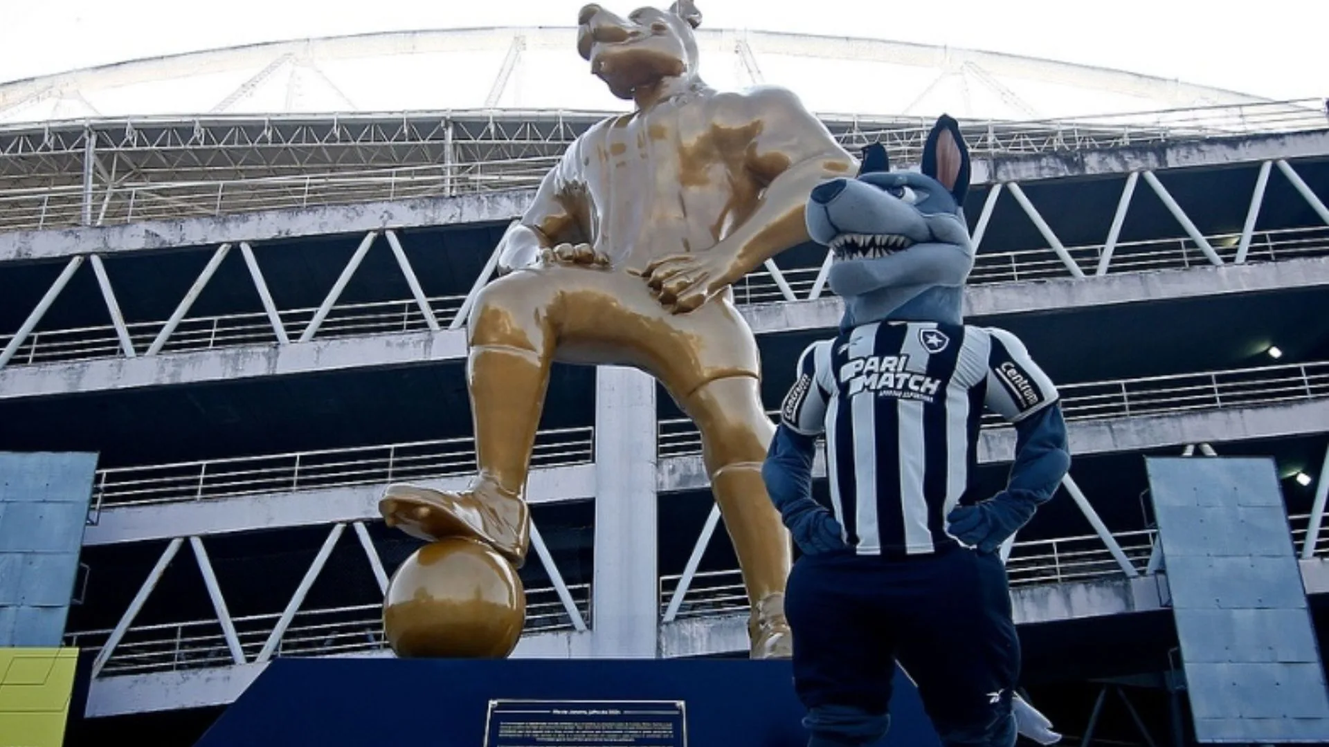 Botafogo inaugura estátua do mascote Bira no estádio Nilton Santos