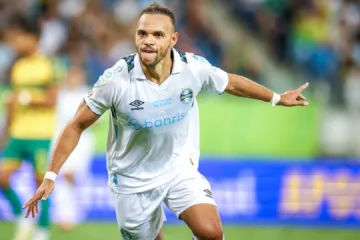 Alberto Guerra, presidente do Grêmio, confirma renovação com Braithwaite e destaca: “Bom exemplo aos jovens”