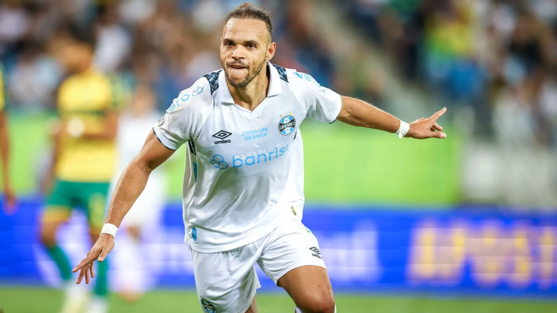 Alberto Guerra, presidente do Grêmio, confirma renovação com Braithwaite e destaca: “Bom exemplo aos jovens”