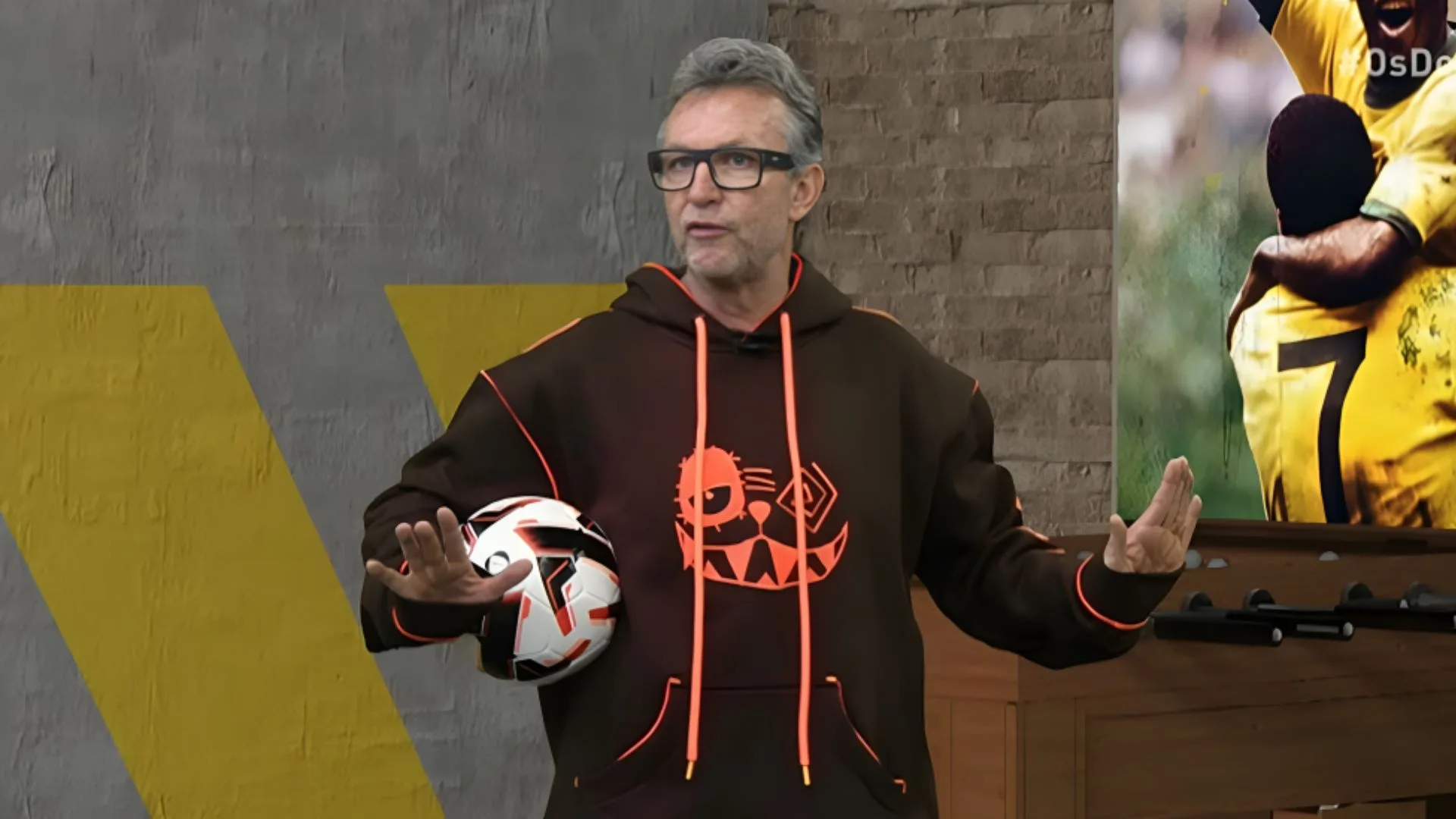 Craque Neto elege meia “injustiçado” na seleção: “Tem esquema?”