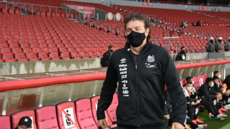 Santos enfrenta dilema para escolher entre Cuca e Luís Castro