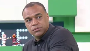 Denílson projeta título do Brasileirão após tropeço do Botafogo: “Surpreende”