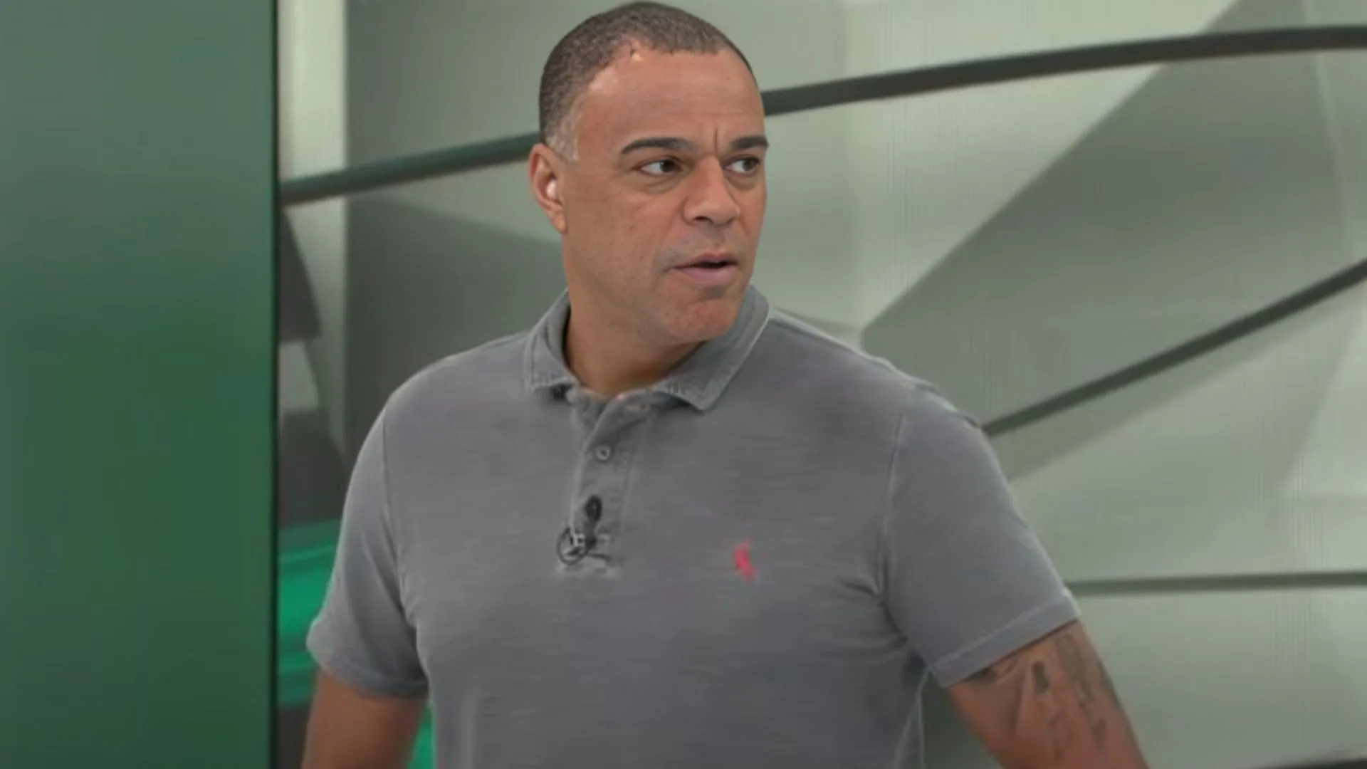 Denílson indica meia extraordinário no Brasil hoje: “Gosto muito”