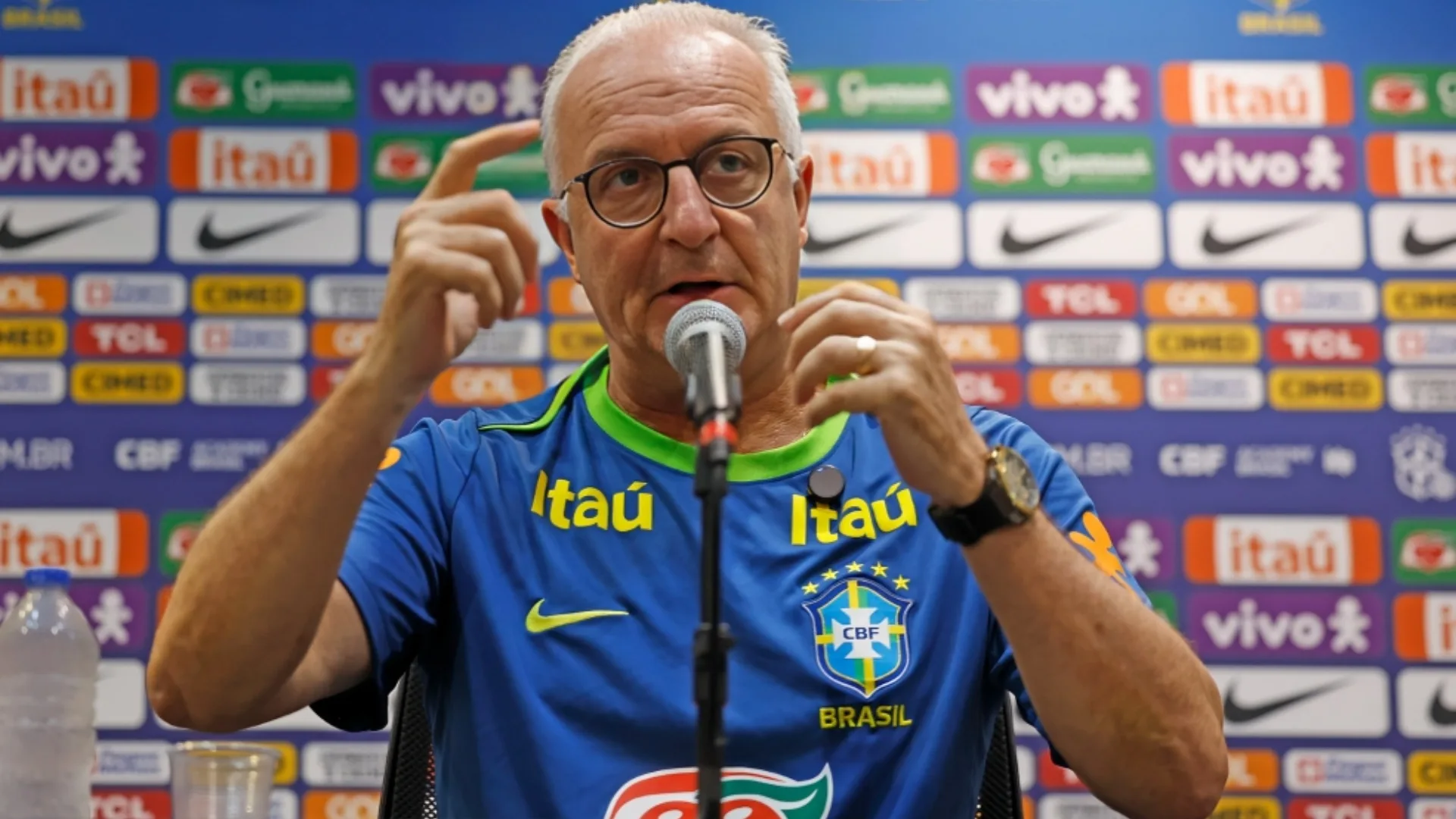 Denílson detona atitude de Dorival na seleção brasileira: “Mais uma vez”