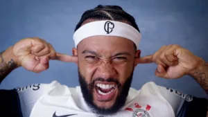 Cicinho vê dois atacantes do Brasileirão acima de Memphis Depay, do Corinthians