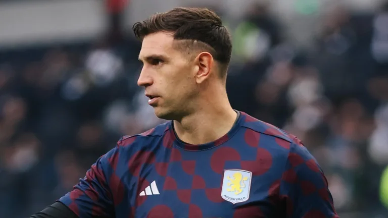 Dibu Martínez, goleiro da Argentina, aponta o ‘melhor zagueiro do mundo’ na atualidade