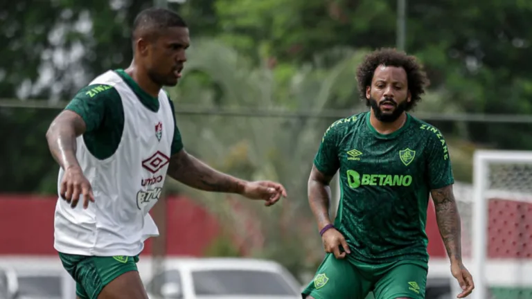 Douglas Costa revolta torcedores com recado após Marcelo deixar o Fluminense