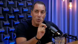 Edmundo aponta time que é “fim de carreira” no Brasil hoje: “Jogador vem terminar história”