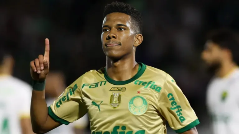 Estêvão, do Palmeiras, sinaliza atacante que faz “brilhar os olhos” no Brasil
