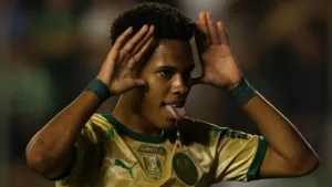 Estêvão, do Palmeiras, elege meia criativo do futebol brasileiro