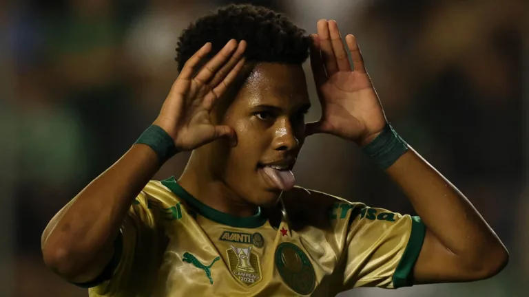 Estêvão, do Palmeiras, elege meia criativo do futebol brasileiro