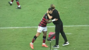 Filipe Luís e Gabigol discutem antes de gol na Copa do Brasil: “Me respeita, moleque”