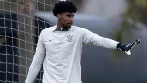 Hugo Souza, do Corinthians, surpreende e manda recado a Dorival