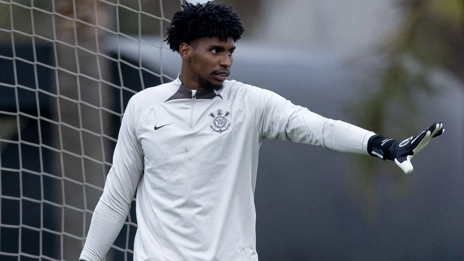 Hugo Souza, do Corinthians, surpreende e manda recado a Dorival