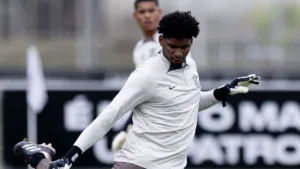 Corinthians faz “operação de guerra” por Hugo Souza ainda em 2024