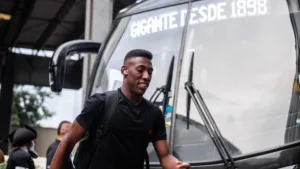 Palmeiras não descarta contratação de zagueiro do Vasco