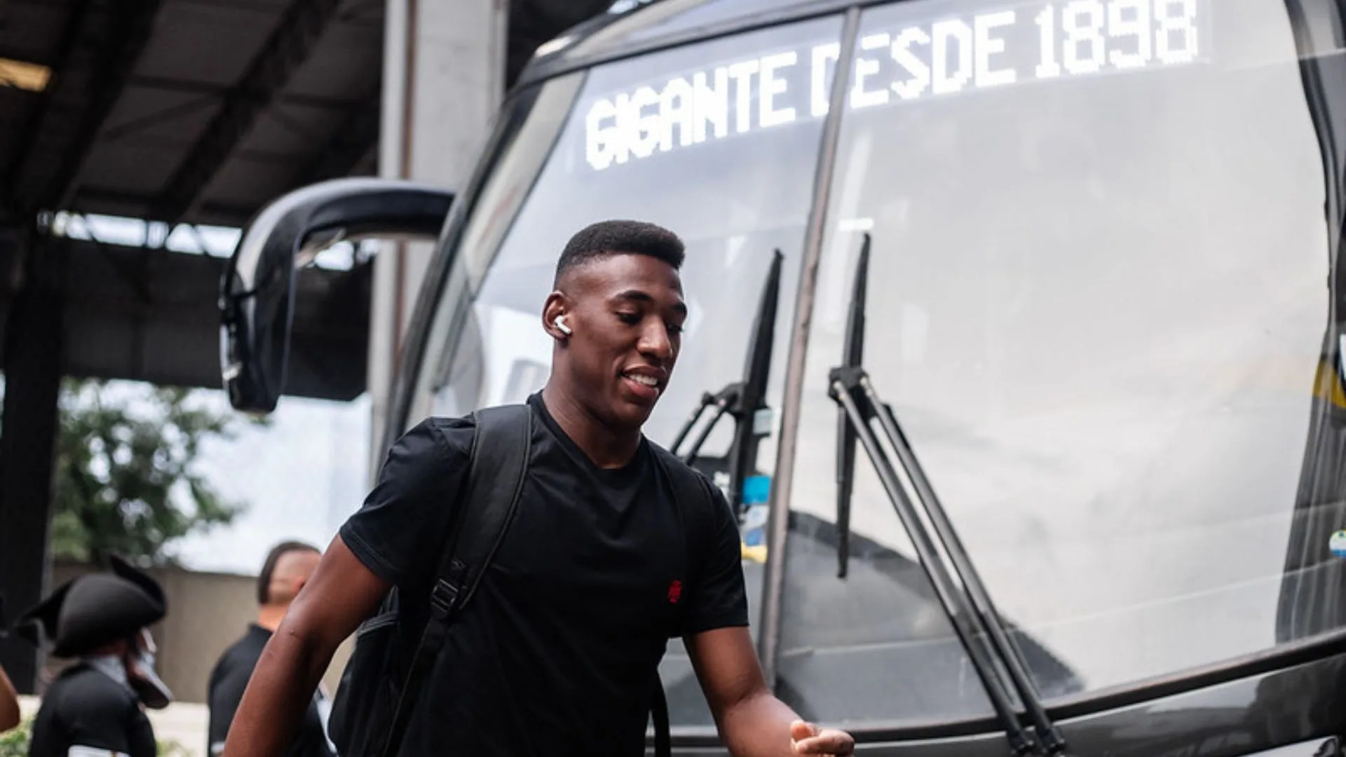 Palmeiras não descarta contratação de zagueiro do Vasco