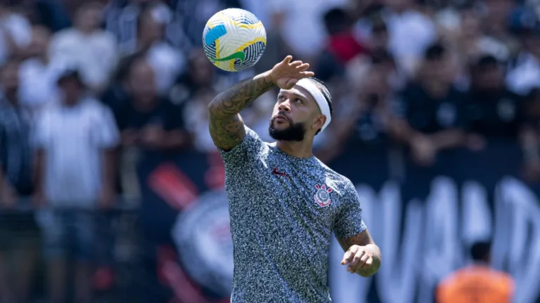 Memphis Depay faz golaço em Corinthians x Cruzeiro pelo Brasileirão; assista o lance