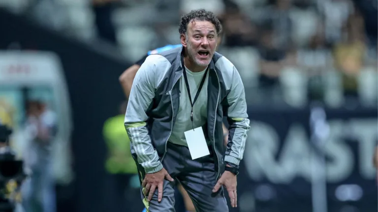 Milito, do Atlético-MG, descarta Pelé e elege melhor da história