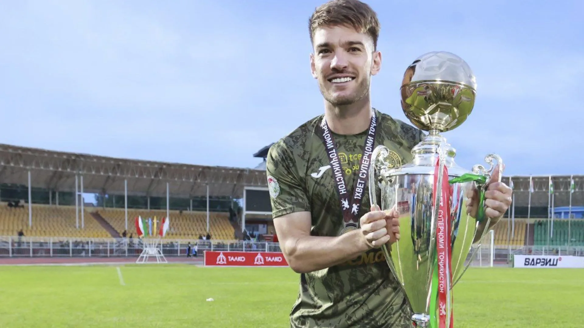 Ex-Grêmio e Internacional comemora título da liga do Tadjiquistão