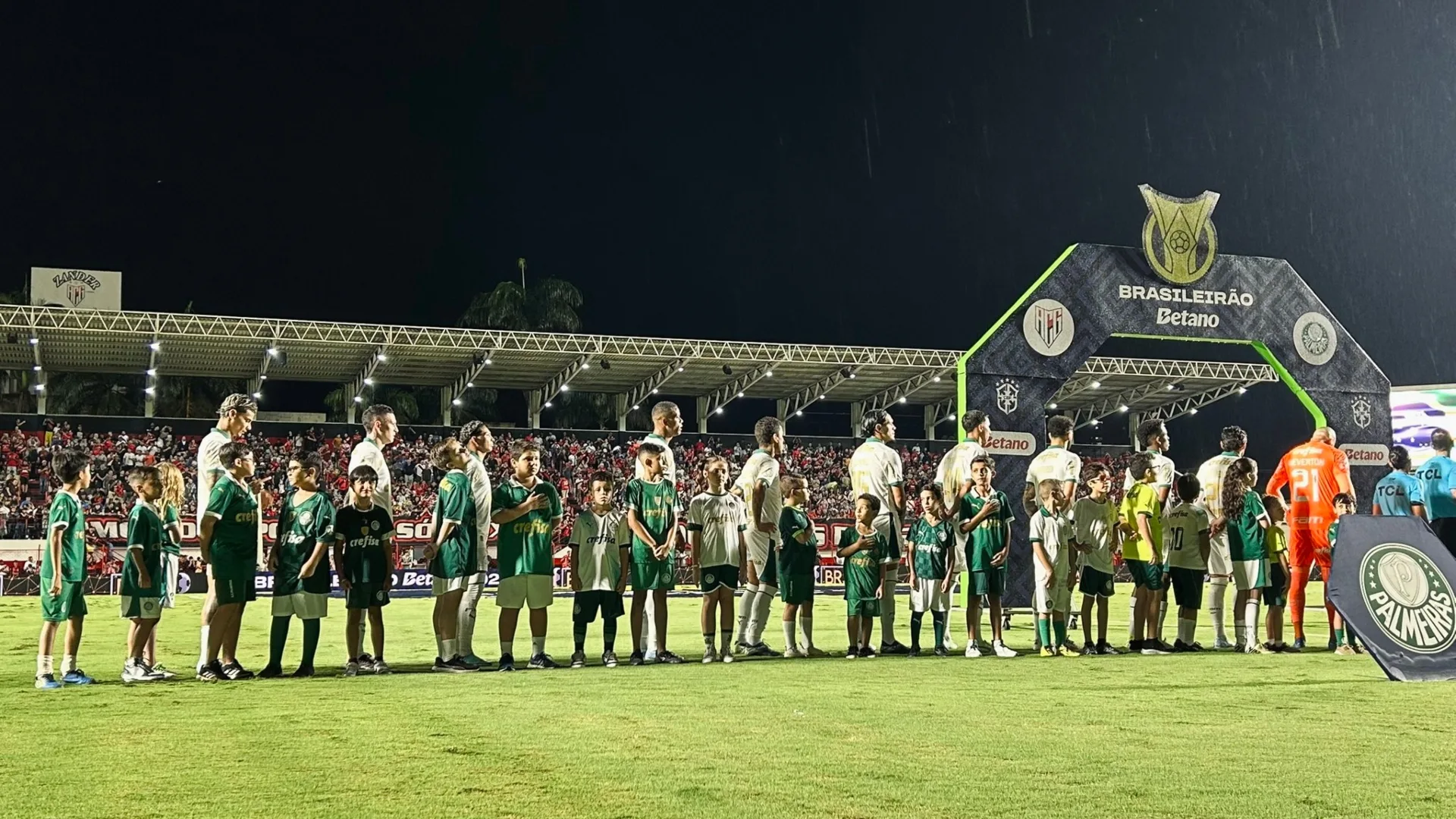 Palmeiras vence, ultrapassa Botafogo e é o novo líder do Brasileirão