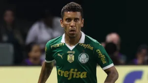 Torcedores do Palmeiras montam barca de saídas de jogadores após derrota para o Botafogo