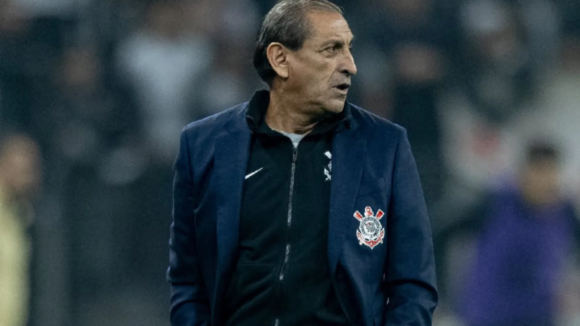 Corinthians não pode ficar com Ramón Díaz, afirma Cicinho: “Não vejo nele um perfil”