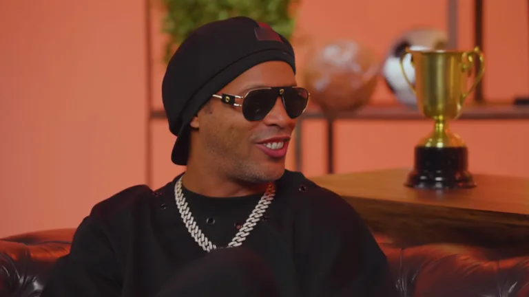 Ronaldinho Gaúcho exalta torcida do futebol brasileiro: “É diferente”