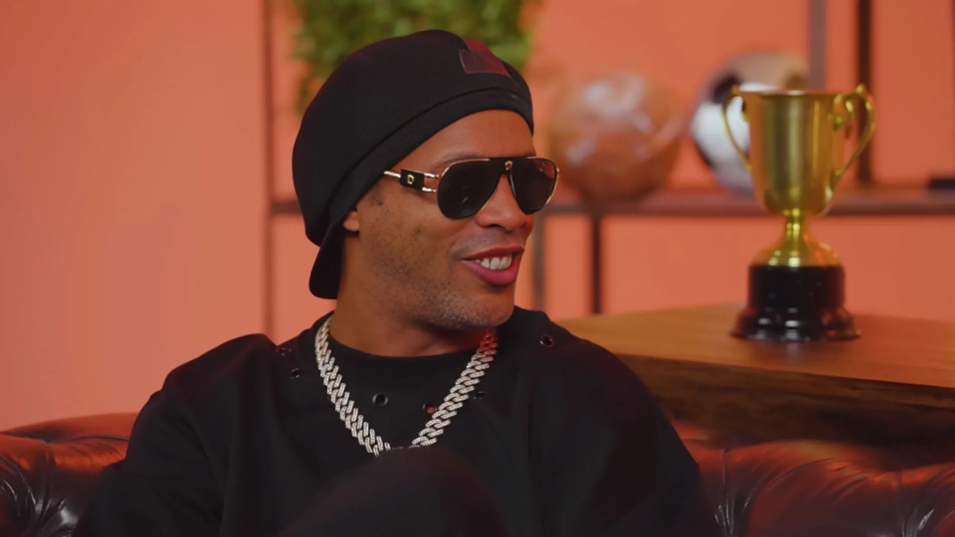 Ronaldinho Gaúcho exalta torcida do futebol brasileiro: “É diferente”