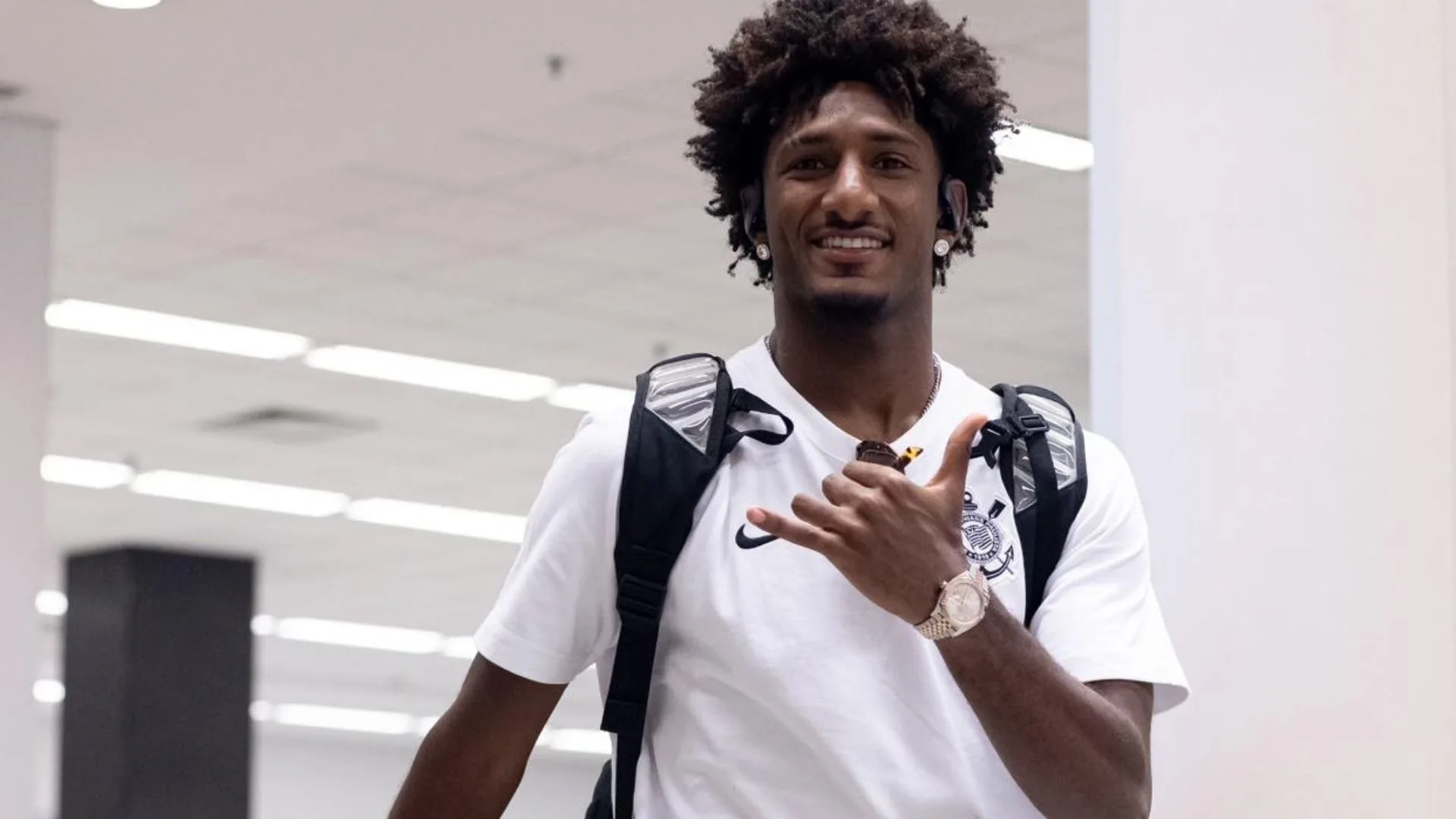 Corinthians renova empréstimo do atacante Talles Magno até o fim do ano