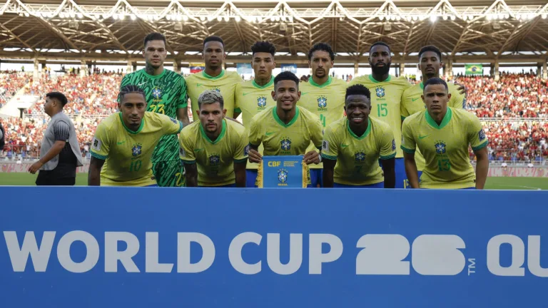 Tiago Leifert aponta posicionamento diferente de jogador na seleção brasileira e no clube: “Sacrifício”