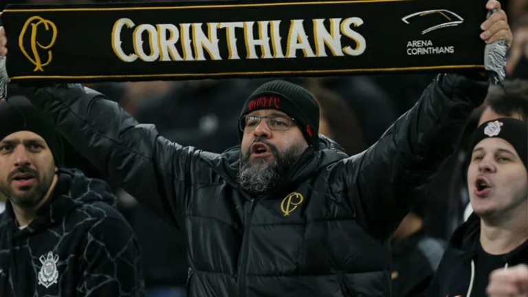 Torcedores do Corinthians apontam culpados por eliminação na Sul-Americana