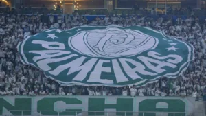 Tiago Leifert critica atitude de torcida organizada do Palmeiras: “Entendem de pedaço de pau