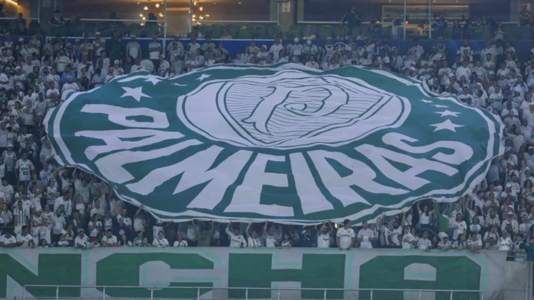 Tiago Leifert critica atitude de torcida organizada do Palmeiras: “Entendem de pedaço de pau