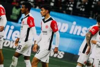 Na imagem, jogadores do Frankfurt andam em fila no campo