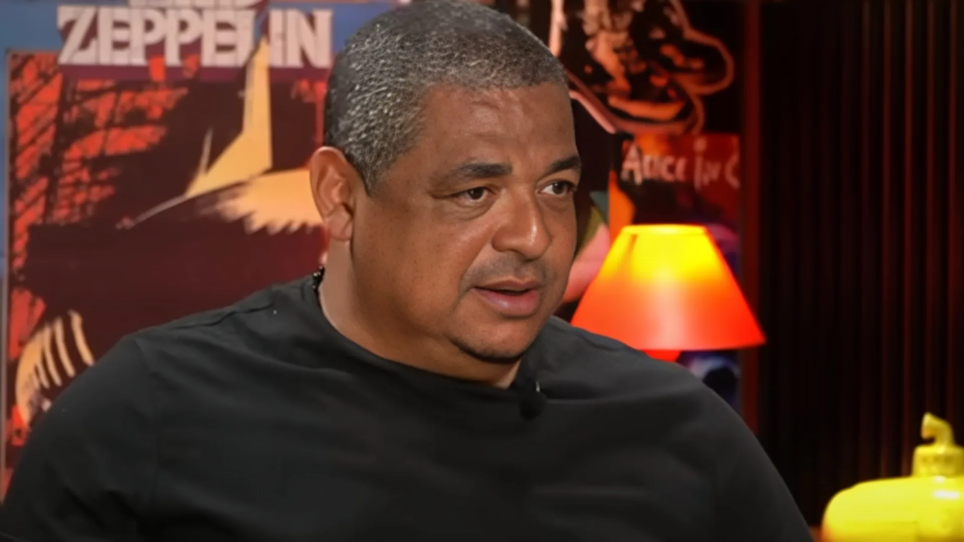 Vampeta monta seleção brasileira e aponta técnico ideal: “Gosto dele”