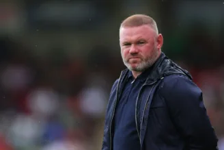 Wayne Rooney, técnico do Plymouth Argyle, observa equipe em amistoso de pré-temporada entre Cheltenham Town e Plymouth Argyle 2024