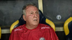 Zico aponta meia que ‘dava aulas’ no Brasil: “Competência”