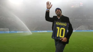 Edmundo sinaliza atacante do Brasileirão que “lembra” Adriano Imperador 