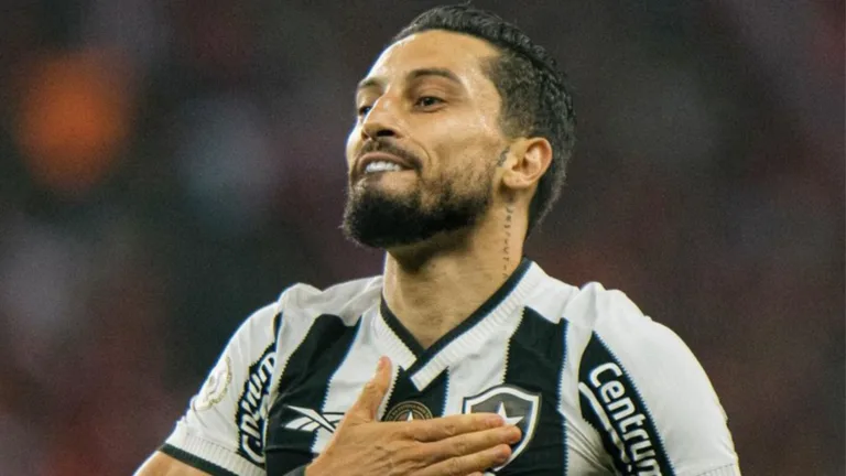 Alex Telles, do Botafogo, indica time que pode dominar o futebol brasileiro