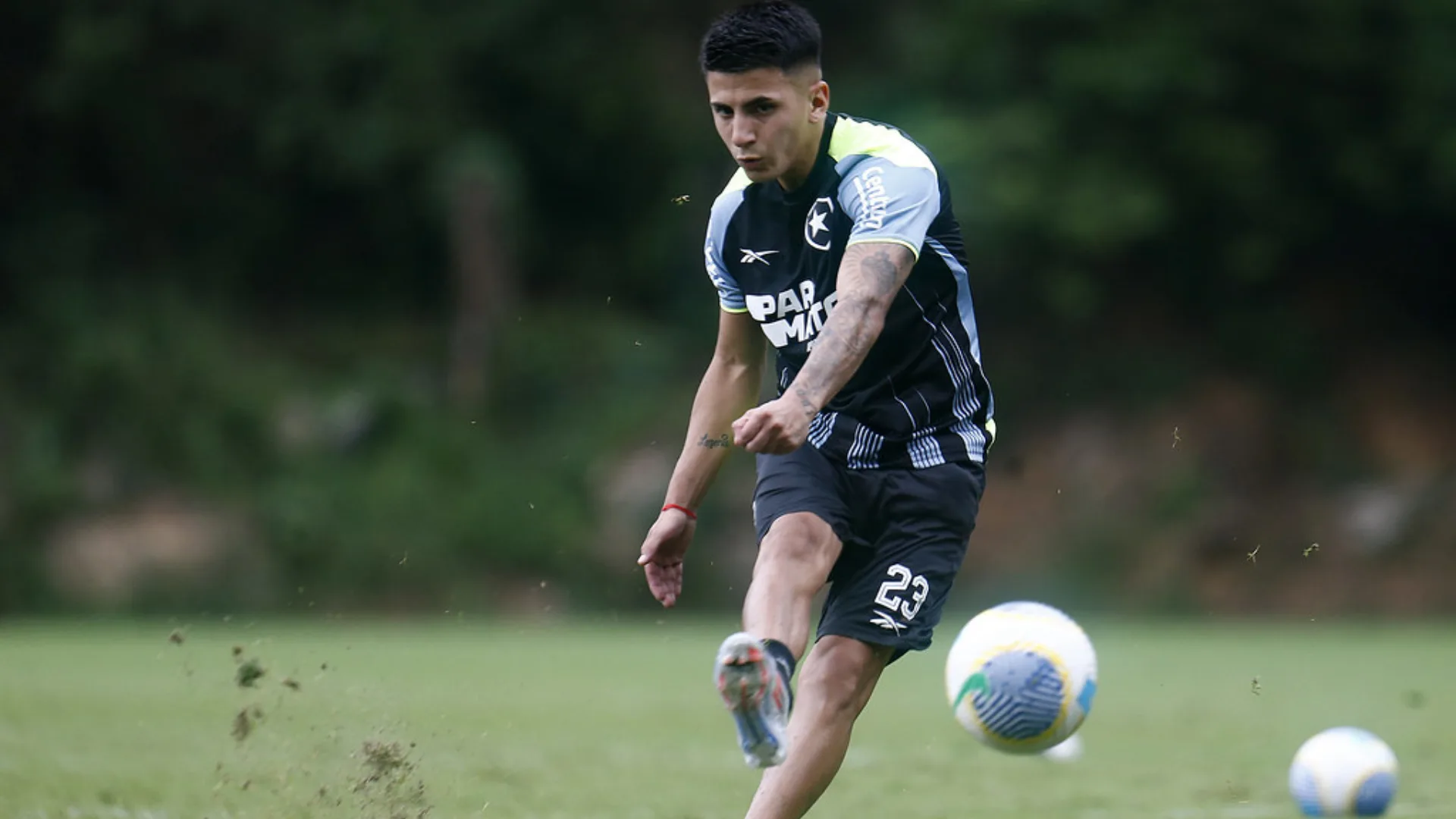Botafogo já escolheu substituto de Almada no mercado da bola