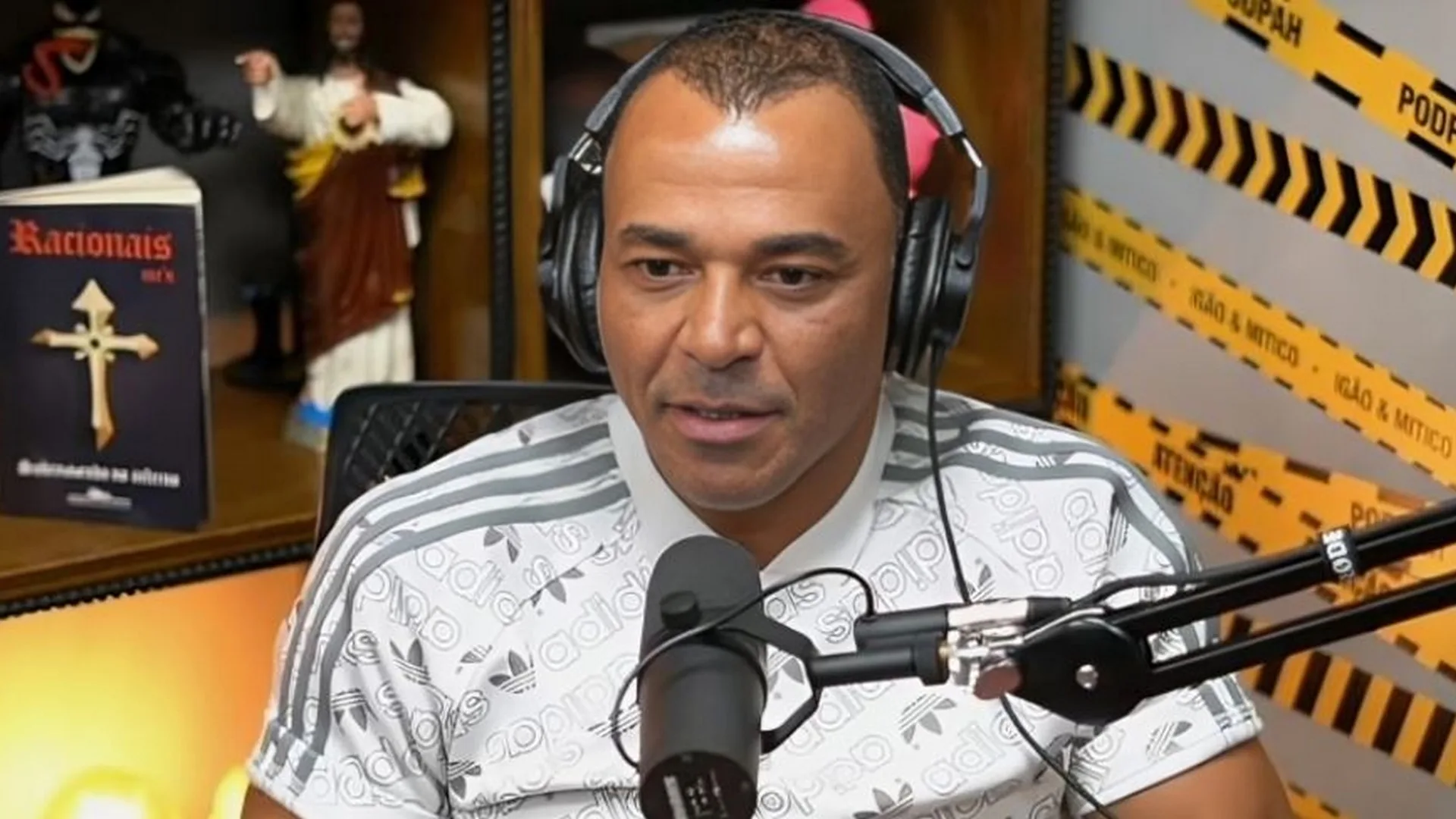 Cafu aponta dois laterais que lhe superaram na seleção brasileira