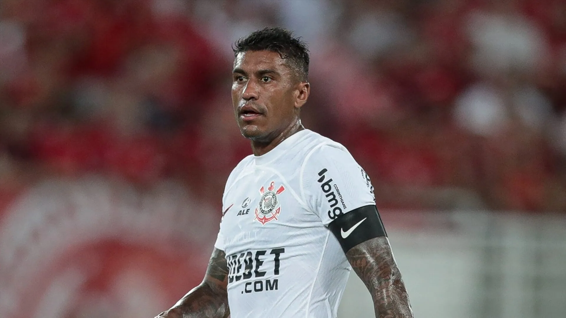 Ex-Barcelona e Corinthians, Paulinho indica principal diferença do futebol europeu para o brasileiro