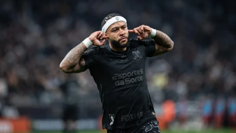 Ídolo do Corinthians, Paulinho explica sucesso de Memphis Depay: “Dando aula”