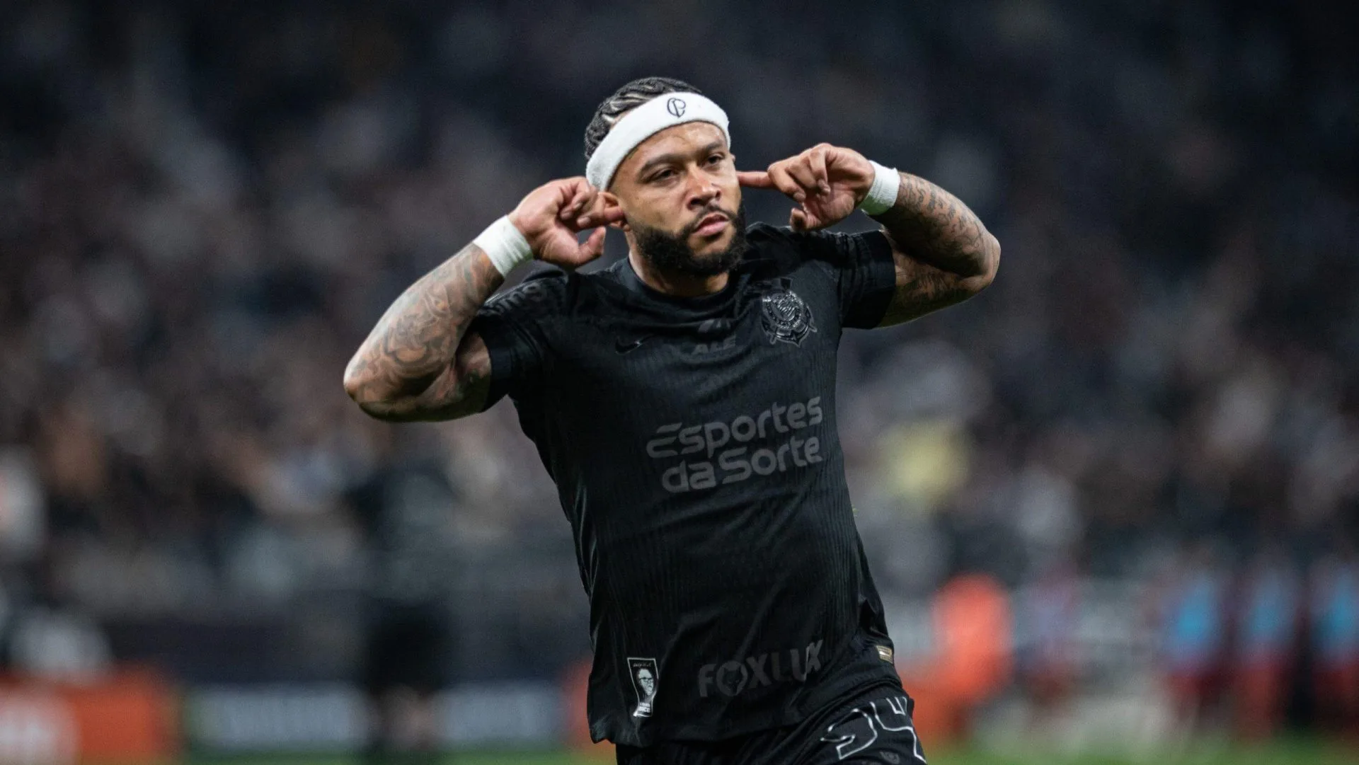 Ídolo do Corinthians, Paulinho explica sucesso de Memphis Depay: “Dando aula”