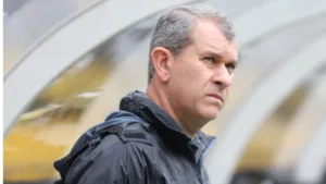 Criciúma comunica saída do técnico Cláudio Tencati
